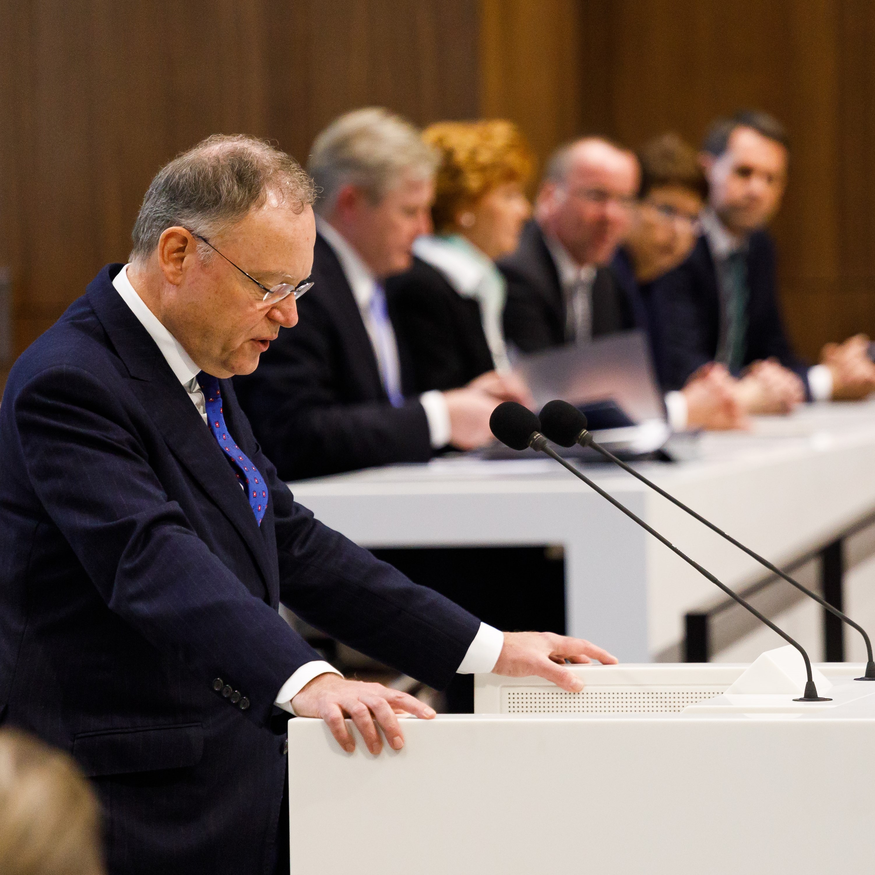 Ministerpräsident Stephan Weil spricht im Niedersächsischen Land.