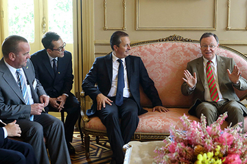 Gouverneur Campos und Ministerpräsident Weil sitzen auf einem Sofa, seitlich links davon ein Dolmetscher und Innenminister Pistorius