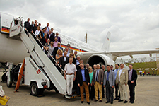 Druppenbild der Delegation vor dem Flugzeug auf Rollbahn und Gangway