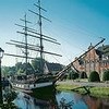 Segelschiff auf dem Kanal vor dem Papenburger Rathaus