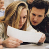 Studierende beugen sich über ein Blatt Papier