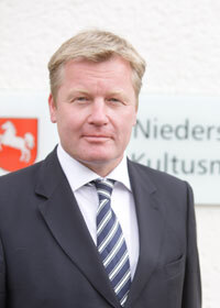 Dr. Bernd Altusmann