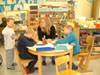Grundschulkinder im Klassenraum mit Lehrerin