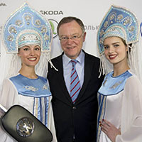 Ministerpräsident Stephan Weil mit zwei Frauen in russischer Tracht im Volkswagen Werk Kaluga.