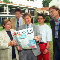 Direktor Fritz Anhelm mit seinen Mitarbeiterinnen und Mitarbeitern vor der Evgl. Akademie Loccum