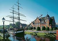 Segelschiff auf dem Kanal vor dem Papenburger Rathaus