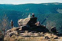 Wanderer blicken von der Kästeklippe über das Harzer Okertal
