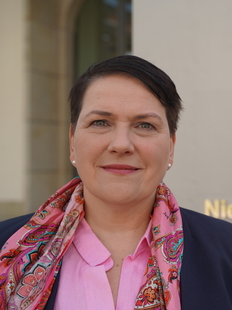 Melanie Walter vor der Niedersächsischen Staatskanzlei