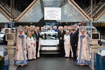 Ministerpräsident Stephan Weil und der Volkswagen Vorstandsvorsitzende Professor Dr. Martin Winterkorn feiern gemeinsam mit Mitarbeitern den Bandablauf des 700.000. Fahrzeugs (silberner Volkswagen Polo) aus dem Volkswagen Werk in Kaluga