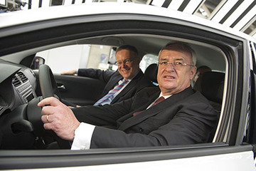 Ministerpräsident Weil und Vorstandsvorsitzender Prof. Winterkorn (am Lenkrad) in einem Fahrzeug