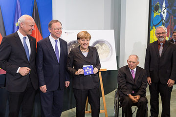 Gruppenbild- von links - Bundesbankvorstand Carl Ludwig Thiele Bundesratspräsident Stephan Weil, Bundeskanzlerin Angela Merkel (mit Münzset), Finanzminister Wolfgang Schäuble und der Pastor der Hildesheimer Michaeliskirche Dirk Woltmann.