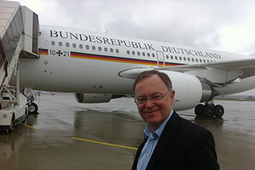 Ministerpräsident Weil vor dem Flugzeug