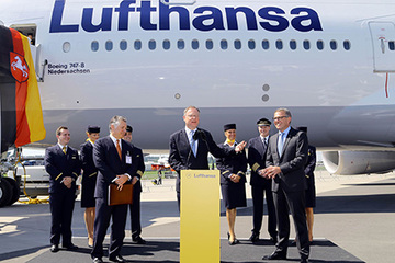 Weil am Rednerpult vor der Boeing 747