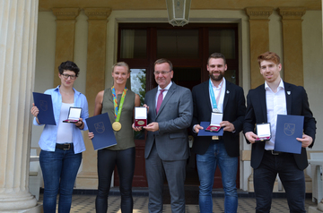 Preisträger der Sportmedaille mit Minister Pistorius (v.l.n.r. Linda Dahle, Alexandra Popp, Boris Pistorius, Gerrit Fauser, Björn Krupp)
