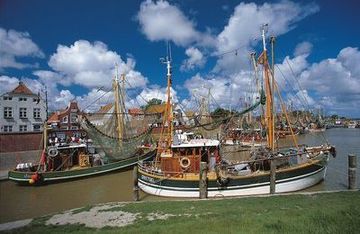 Schiffe im Hafen Greetsiel