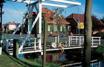 Rhauderfehn: Klappbrücke mit angelnden Kindern