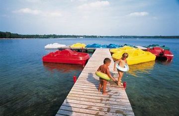 Kinder auf Bootsanleger am Tankum-See
