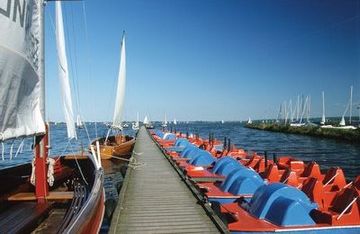 Bootssteg mit Verleih auf dem Dümmer See