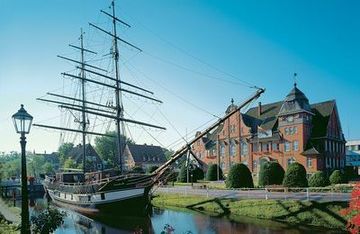 Papenburg: Segelschiff vor Rathaus