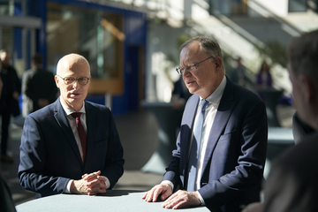 Erster Bürgermeister von Hamburg Peter Tschentscher und Ministerpräsident Stephan Weil