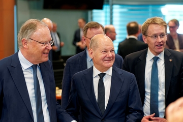 Ministerpräsident Stephan Weil mit Bundeskanzler Olaf Scholz und Ministerpräsident Daniel Günther