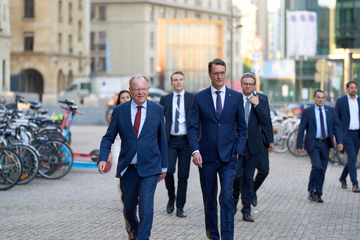 Ministerpräsident Stephan Weil und Ministerpräsident Hendrik Wüst bei der Sonder-MPK in Brüssel