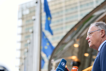 Ministerpräsident Stephan Weil vor der Presse bei der Sonder-MPK in Brüssel