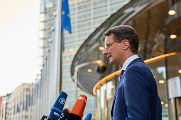 Ministerpräsident Hendrik Wüst vor der Presse bei der Sonder-MPK in Brüssel