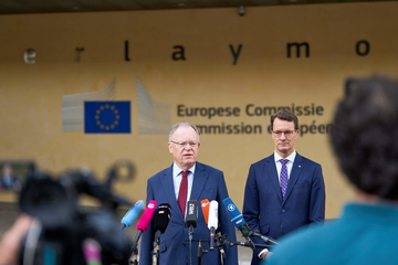 Ministerpräsident Stephan Weil und Ministerpräsident Hendrik Wüst vor der Presse bei der Sonder-MPK in Brüssel
