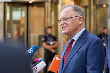 Ministerpräsident Stephan Weil vor der Presse auf der Sonder-MPK in Brüssel