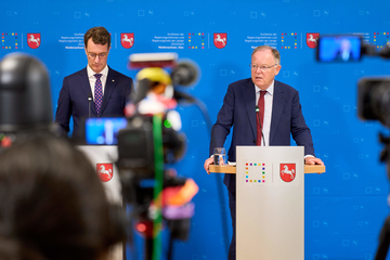 Ministerpräsident Stephan Weil und Ministerpräsident Hendrik Wüst bei der Pressekonferenz zur Sonder-MPK in Brüssel