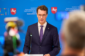 Ministerpräsident Hendrik Wüst bei der Pressekonferenz zur Sonder-MPK in Brüssel