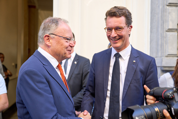 Ministerpräsident Stephan Weil und Ministerpräsident Hendrik Wüst bei der Sonder-MPK in Brüssel