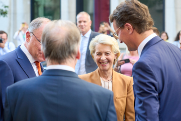 Dr. Ursula von der Leyen, Ministerpräsident Stephan Weil und Ministerpräsident Hendrik Wüst bei der Sonder-MPK in Brüssel