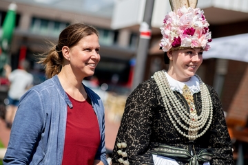 Regionalministerin Wiebke Osigus bei ihrer Sommerreise in Jork.