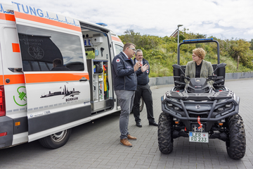 Innenministerin Daniela Behrens im Gespräch mit Rettungssanitäter auf Borkum