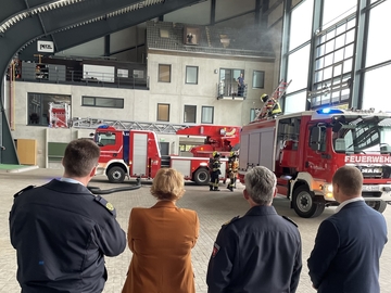 Innenministerin Daniela Behrens bei einer Übung der Feuerwehr