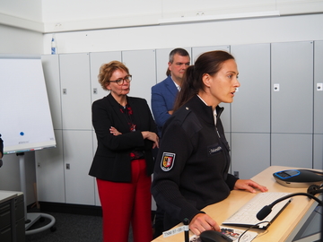 Innenministerin Daniela Behrens und eine Telemedizinerin des Landkreises Goslar