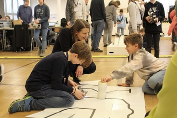 Kultusministerin Julia Willie Hamburg mit Kindern beim RoboCup
