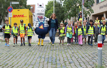 Kultusministerin Julia Willie Hamburg begleitet Kinder beim Schulstart über die Straße