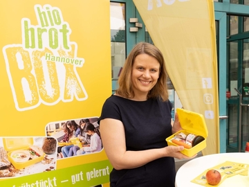 Kultusministerin Julia Willie Hamburg präsentiert die Bio Brotbox Hannover