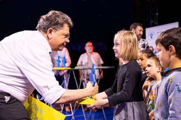 Sozialminister Dr. Andreas Philippi mit Kinder bei der Verleihung des Kinder haben Rechte Preises