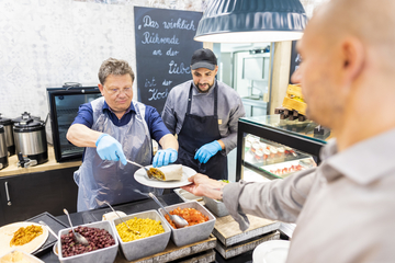 Sozialminister Dr. Andreas Philippi gibt Essen in einer Jugendherberge in Oldenburg aus