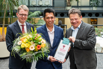 Gesundheitsminister Dr. Andreas Philippi mit PKV Direktor Florian Reuther und Jimmy Carpon bei der Verleihung Landessieger Pflegeprofi