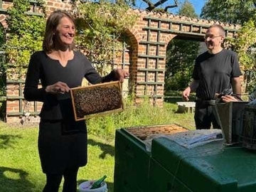 Landwirtschaftsministerin Miriam Staudte imkert im Bieneninstitut in Celle