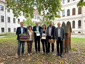 Landwirtschaftsministerin Miriam Staudte mit Umweltminister Meyer und VertreterInnen des Niedersächsischen Weges