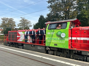 Verkehrsminister Olaf Lies auf einer CO2-neutralen Zugmaschine