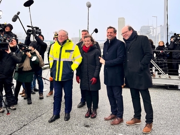 Ministerpräsident Stephan Weil, Wirtschaftsminister Olaf Lies und Umweltminister Christian Meyer bei der Eröffnung des LNG-Terminals