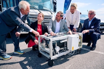 Regionalministerin Wiebke Osigus und Wirtschaftsminister Olaf Lies bei der Präsentation eines Wasserstofftanks