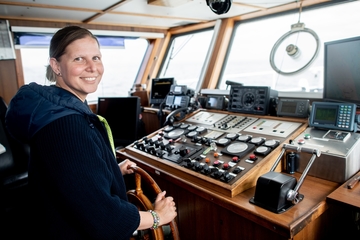 Regionalministerin Wiebke Osigus auf einem Schiff bei ihrer Sommerreise in Wilhelmshaven.
